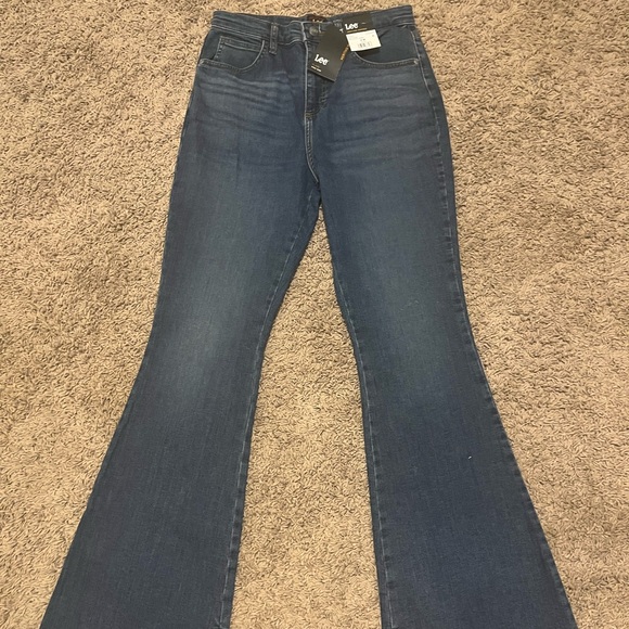NWT✨ LEE women’s size 8 Heritage High Rise Flare jean with raw hem - Picture 6 of 8